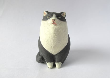 イキモノ雑貨 豆福堂 猫の置物2 ハチワレ猫