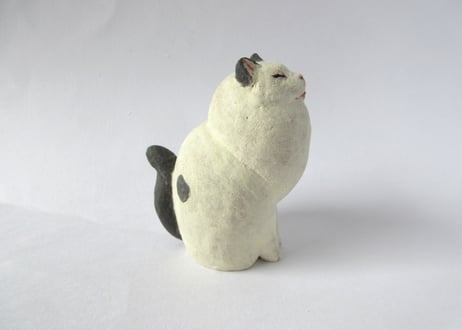 イキモノ雑貨 豆福堂 猫の置物13 黒ブチ猫