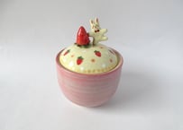 近藤佳寿子　うさぎといちごの蓋物