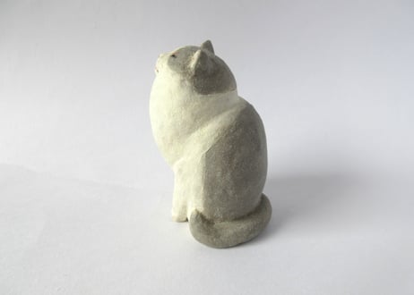 イキモノ雑貨 豆福堂 猫の置物７ グレーハチワレ猫