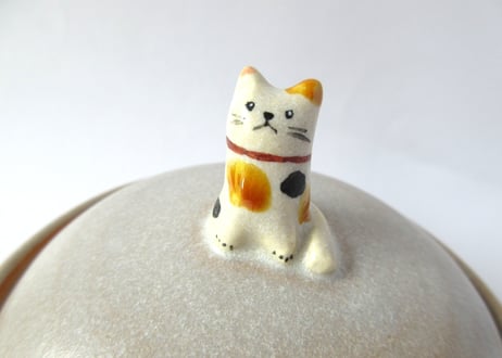 近藤佳寿子　三毛猫ふたもの