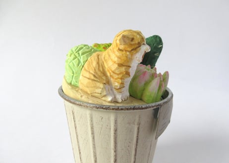 あたり工房　木彫り猫の小物入れ ＊茶白猫