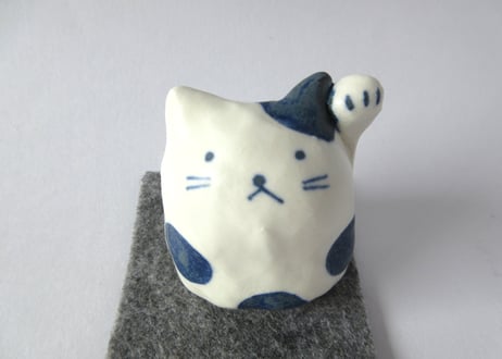 青と白の水玉招き猫