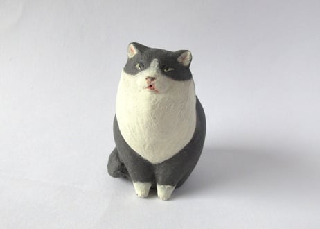 イキモノ雑貨 豆福堂 猫の置物2 ハチワレ猫