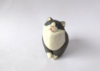イキモノ雑貨 豆福堂 猫の置物1 ハチワレ猫