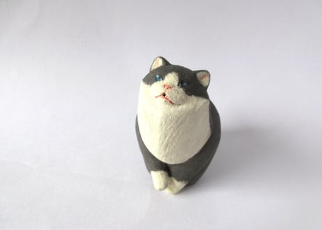 イキモノ雑貨 豆福堂 猫の置物1 ハチワレ猫