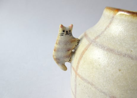近藤佳寿子　猫の一輪挿し