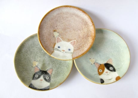 ひのもと工作室 大野和世ねこの小皿 ハチワレ３