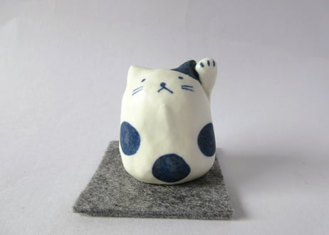 青と白の水玉招き猫
