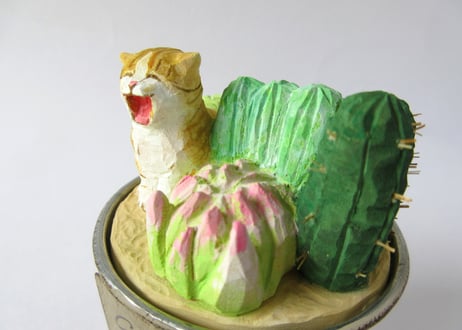 あたり工房　木彫り猫の小物入れ ＊茶白猫
