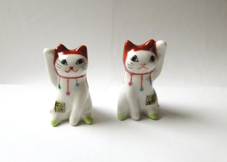 九谷焼 東早苗 ちいさな招き猫＊赤い頭巾のネコ
