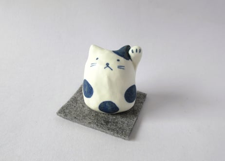 青と白の水玉招き猫