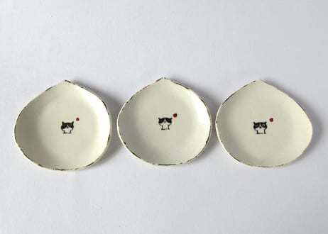 みなかわねこ　ねこの豆皿 ハチワレ猫とてんとう虫ABC