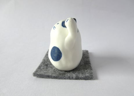 青と白の水玉招き猫