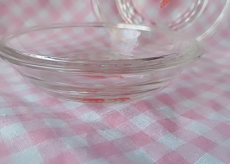 いちご柄🍓カットの入った硝子の深皿