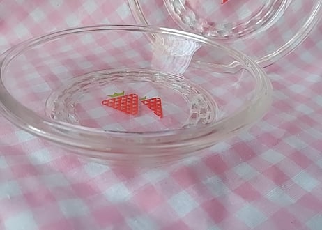 いちご柄🍓カットの入った硝子の深皿