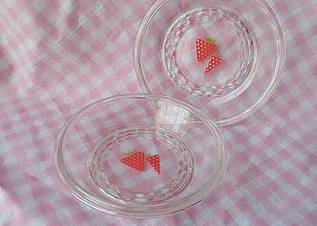 いちご柄🍓カットの入った硝子の深皿