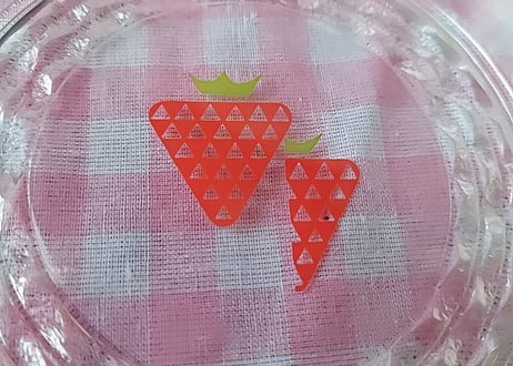 いちご柄🍓カットの入った硝子の深皿