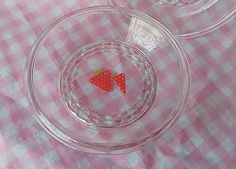 いちご柄🍓カットの入った硝子の深皿