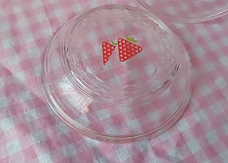 いちご柄🍓カットの入った硝子の深皿