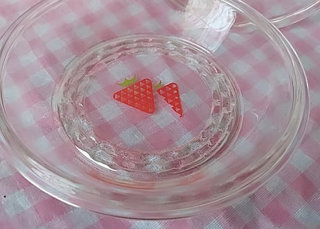 いちご柄🍓カットの入った硝子の深皿