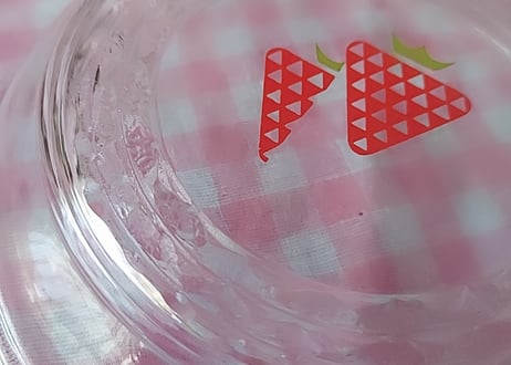 いちご柄🍓カットの入った硝子の深皿