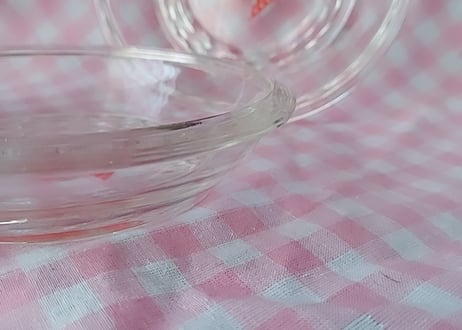 いちご柄🍓カットの入った硝子の深皿
