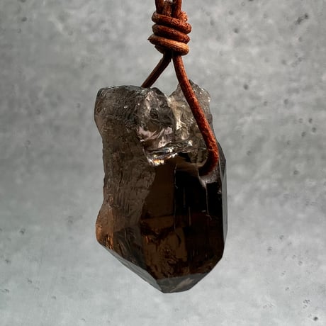 【ガウリシャンカール産】天然ヒマラヤスモーキークォーツ革紐ペンダント①/GauriShankar Himalayan Smoky Quartz Pendant
