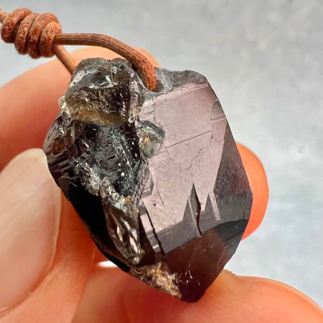 【ガウリシャンカール産】天然ヒマラヤスモーキークォーツ革紐ペンダント④/GauriShankar Himalayan Smoky Quartz Pendant