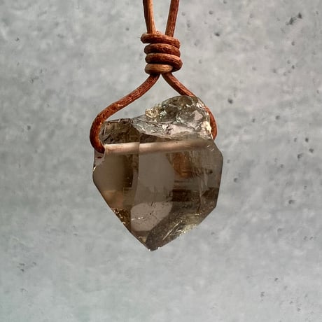 【ガウリシャンカール産】天然ヒマラヤスモーキークォーツ革紐ペンダント⑤/iGauriShankar Himalayan Smoky Quartz Pendant