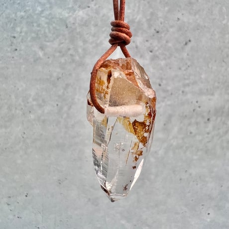 【ガネッシュヒマール産】リモナイトイン天然ヒマラヤ水晶革紐付きペンダント⑧/GaneshHimal Limonite in Natural Pendant