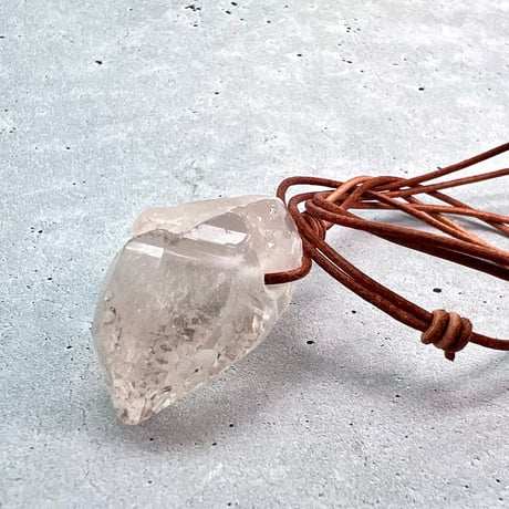 【カイラス産】天然ヒマラヤ水晶革紐付きペンダント⑧/Kailash Himalayan Quartz Pendant
