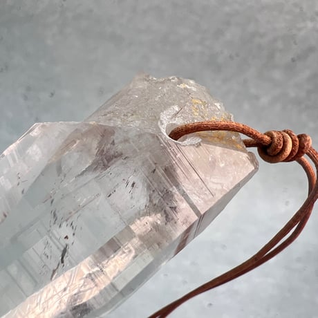 【ガネッシュヒマール産】天然ヒマラヤ水晶革紐付きペンダント④/GaneshHimal Limonite in Natural Pendant