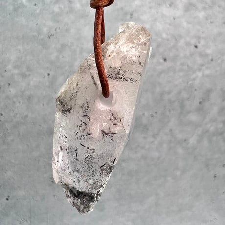 【カイラス産】天然ヒマラヤ水晶革紐付きペンダント⑦/Kailash Himalayan Quartz Pendant