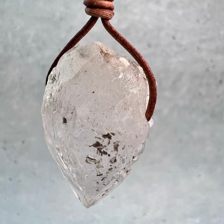 【カイラス産】天然ヒマラヤ水晶革紐付きペンダント⑧/Kailash Himalayan Quartz Pendant