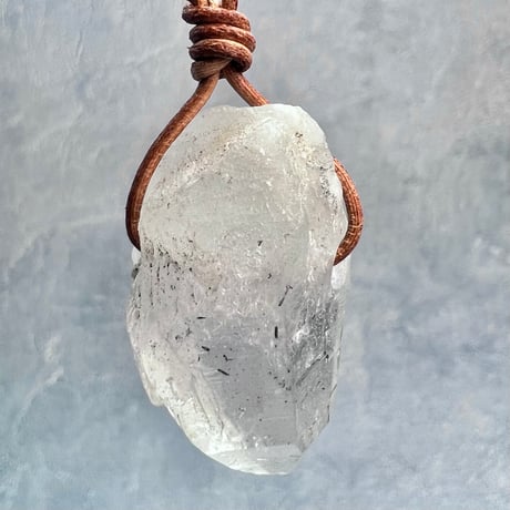 【カイラス産】天然ヒマラヤ水晶革紐付きペンダント⑩/Kailash Himalayan Quartz Pendant