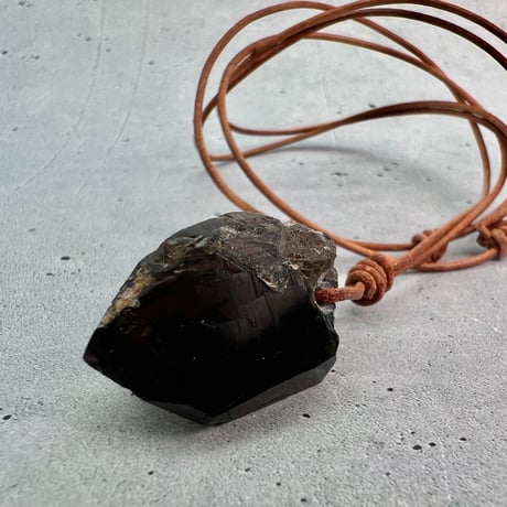 【ガウリシャンカール産】天然ヒマラヤスモーキークォーツ革紐ペンダント④/GauriShankar Himalayan Smoky Quartz Pendant