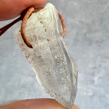 【カイラス産】天然ヒマラヤ水晶革紐付きペンダント⑨/Kailash Himalayan Quartz Pendant