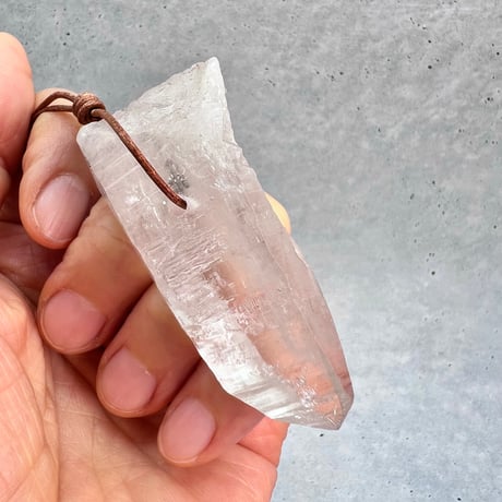【カイラス産】天然ヒマラヤ水晶革紐付きペンダント⑥/Kailash Himalayan Quartz Pendant
