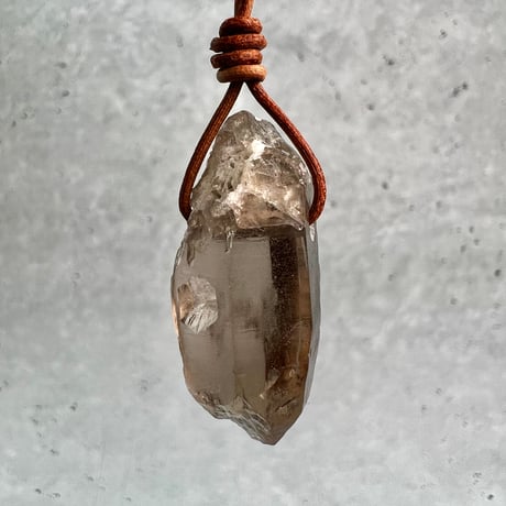 【ガウリシャンカール産】天然ヒマラヤスモーキークォーツ革紐ペンダント②/GauriShankar Himalayan Smoky Quartz Pendant