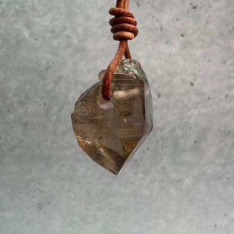 【ガウリシャンカール産】天然ヒマラヤスモーキークォーツ革紐ペンダント⑤/iGauriShankar Himalayan Smoky Quartz Pendant