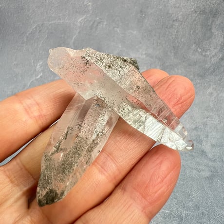 【ガネッシュヒマール産】クローライトイン天然ヒマラヤ水晶/GaneshHimal Chlorite&Albite in Himalayan Quartz