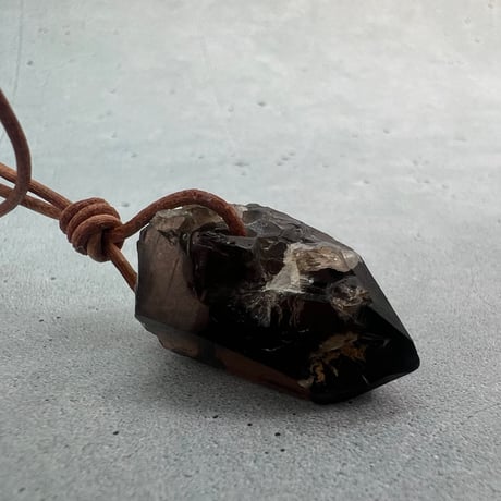 【ガウリシャンカール産】天然ヒマラヤスモーキークォーツ革紐ペンダント⑩(※訳あり)/GauriShankar Himalayan Smoky Quartz Pendant