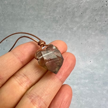 【ガウリシャンカール産】天然ヒマラヤスモーキークォーツ革紐ペンダント⑤/iGauriShankar Himalayan Smoky Quartz Pendant