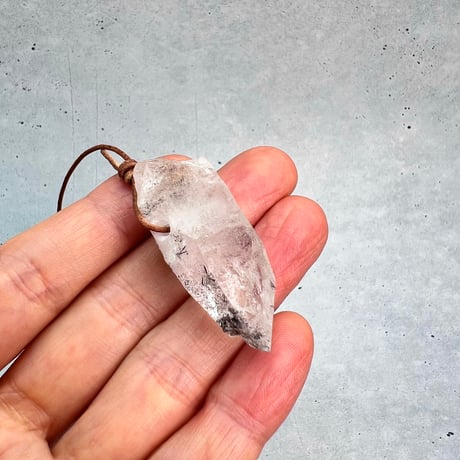 【カイラス産】天然ヒマラヤ水晶革紐付きペンダント⑦/Kailash Himalayan Quartz Pendant
