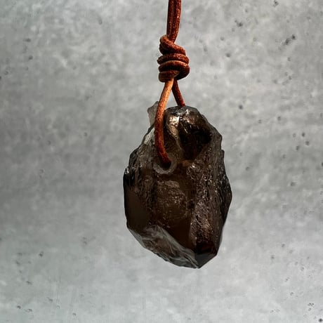 【ガウリシャンカール産】天然ヒマラヤスモーキークォーツ革紐ペンダント①/GauriShankar Himalayan Smoky Quartz Pendant