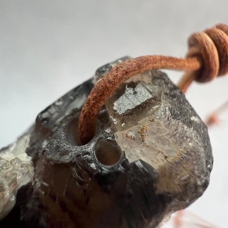 【ガウリシャンカール産】天然ヒマラヤスモーキークォーツ革紐ペンダント⑩(※訳あり)/GauriShankar Himalayan Smoky Quartz Pendant