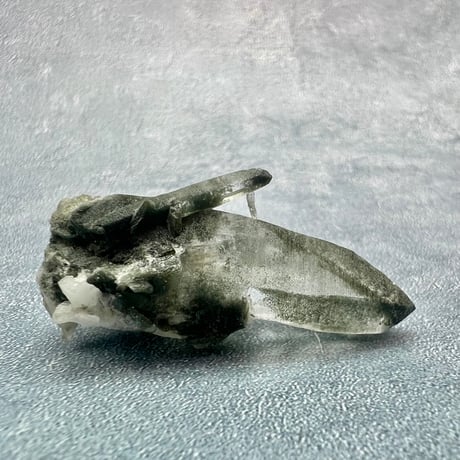 【ガネッシュヒマール産】クローライトイン天然ヒマラヤ水晶/GaneshHimal Chlorite&Albite in Himalayan Quartz