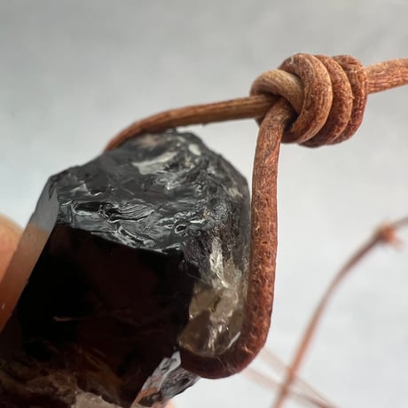 【ガウリシャンカール産】天然ヒマラヤスモーキークォーツ革紐ペンダント⑩(※訳あり)/GauriShankar Himalayan Smoky Quartz Pendant