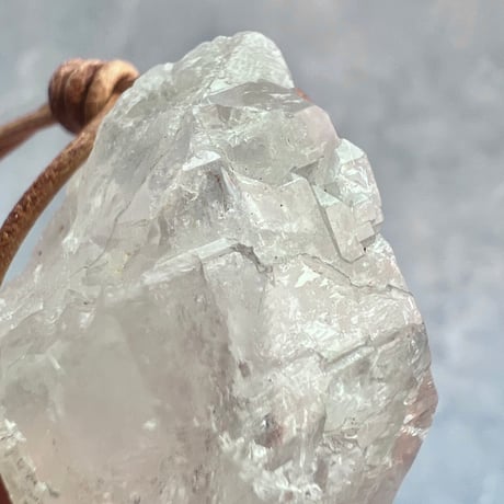【カイラス産】天然ヒマラヤ水晶革紐付きペンダント②/Kailash Himalayan Quartz Pendant